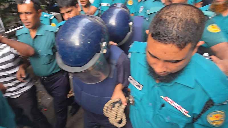 রাষ্ট্রবিরোধী ষড়যন্ত্রের অভিযোগ: মার্কিন নাগরিক ও তার সহযোগী কারাগারে